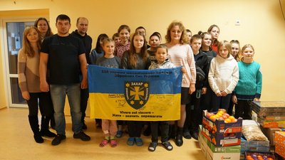 "Це забезпечує бойовий дух". На Сумщині діти та військові обмінялися подарунками