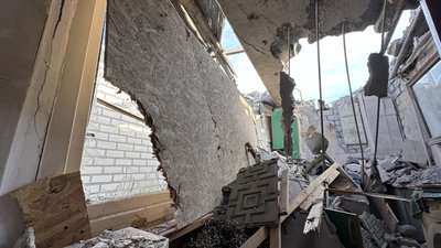 "Я лежала і рахувала вибухи — десять, дванадцять. Все закінчилось на двадцятому". Херсонці розповіли про обстріли міста "Я лежала і рахувала вибухи — десять, дванадцять. Все закінчилось на двадцятому". Херсонці розповіли про обстріли міста