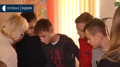 "Продаємо смаколики двічі на рік", - у хмельницькій школі збирали гроші бійцям на подарунки