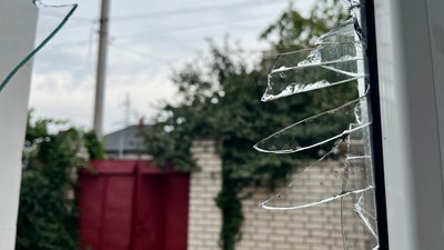 Обстріли Херсонщини, скло, вікно, атаки РФ