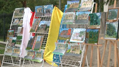 У Рівному 30 художників показали, як бачать руїни костелу