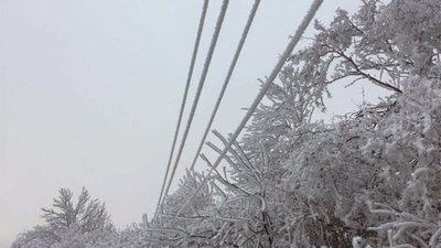 Через обстріли та негоду на Хмельниччині частіше відключатимуть електрику