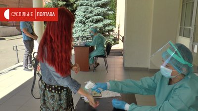 На вході до пункту тестування учасникам ЄВІ перевіряють температуру На вході до пункту тестування учасникам ЄВІ перевіряють температуру