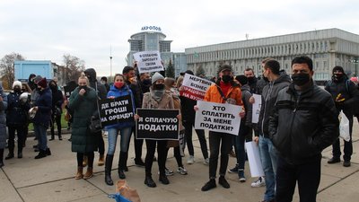 У Сумах підприємці мітингували проти "карантину вихідного дня"