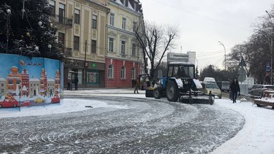 Близько 3 млн гривень виділили на розчищення засніжених доріг і вулиць в Ужгороді Близько 3 млн гривень виділили на розчищення засніжених доріг і вулиць в Ужгороді