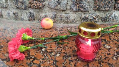 Поклали квіти і поставили лампадки. У Кропивницькому вшанували пам'ять тих, хто помер під час Голодомору в Україні Поклали квіти і поставили лампадки. У Кропивницькому вшанували пам'ять тих, хто помер під час Голодомору в Україні