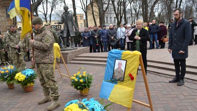 У Глухові на Сумщині попрощалися з Катериною Ющенко та Олександром Жуком У Глухові на Сумщині попрощалися з Катериною Ющенко та Олександром Жуком