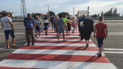 Жителі села Таврійське на Херсонщині перекрили трасу Херсон - Миколаїв Жителі села Таврійське на Херсонщині перекрили трасу Херсон - Миколаїв