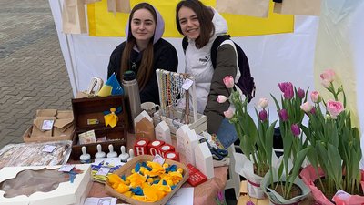 Троє дівчат у місті на Рівненщині організували ярмарок, щоб підтримати ЗСУ Троє дівчат у місті на Рівненщині організували ярмарок, щоб підтримати ЗСУ