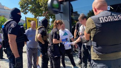 Поліція затримує чоловіка