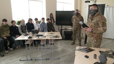 Рівненські нацгвардійці провели заняття для учнів ліцею у селі Грушвиця Перша Рівненські нацгвардійці провели заняття для учнів ліцею у селі Грушвиця Перша
