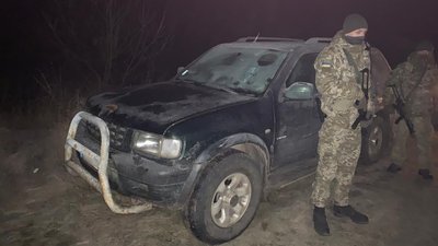Закарпатці намагались переправити до Словаччини сигарети безпілотником Закарпатці намагались переправити до Словаччини сигарети безпілотником