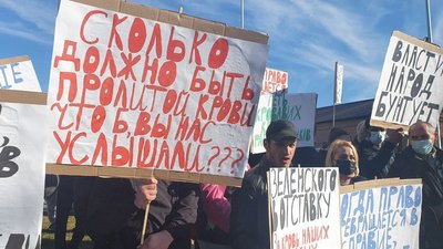 Біля Одеського СІЗО проходить мітинг. Учасники ховають обличчя Біля Одеського СІЗО проходить мітинг. Учасники ховають обличчя