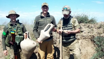 Одеська бригада Сил тероборони знайшла стародавні амфори під час фортифікаційних робіт Одеська бригада Сил тероборони знайшла стародавні амфори під час фортифікаційних робіт