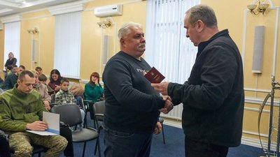 У Черкасах родинам військових вручили посмертні нагороди У Черкасах родинам військових вручили посмертні нагороди