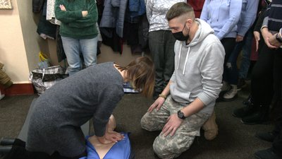 Ігор Білецький слідкує за виконанням масажу серця Ігор Білецький слідкує за виконанням масажу серця