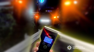 П'яний водій на Чернігівщині врізався у відбійник та намагався дати хабар патрульним