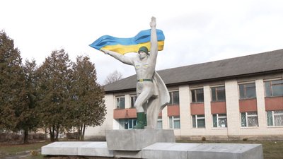У Червоноградській громаді планують демонтувати радянський монумент У Червоноградській громаді планують демонтувати радянський монумент