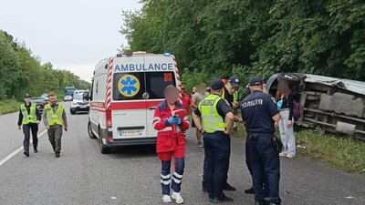 На Кам’янеччині поліцейські працюють на місці ДТП за участю пасажирського автобуса