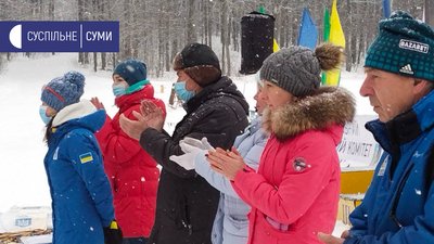 На підтримку українських олімпійців у Сумах підняли державний та Олімпійський прапори На підтримку українських олімпійців у Сумах підняли державний та Олімпійський прапори