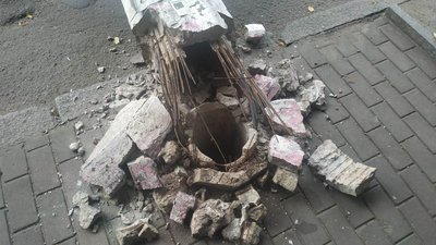 На одній з вулиць Житомира впала опора, яка перегородила проїжджу частину (ФОТО) На одній з вулиць Житомира впала опора, яка перегородила проїжджу частину (ФОТО)