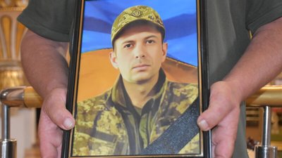 У Луцьку попрощалися із загиблим на Донеччині 37-річним захисником Павлом Ткачуком У Луцьку попрощалися із загиблим на Донеччині 37-річним захисником Павлом Ткачуком