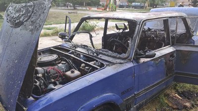 Горіли вночі: у Харкові поліція розслідує пошкодження 7 автівок