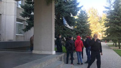 Перекрили дорогу, щоб дали електроенергію. Мешканці двох будинків у Херсоні провели акцію протесту Перекрили дорогу, щоб дали електроенергію. Мешканці двох будинків у Херсоні провели акцію протесту