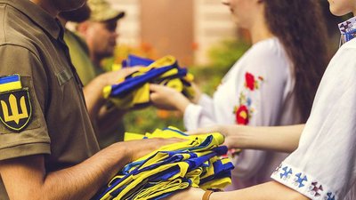 На Дніпропетровщині до Дня Прапора діти передали військовим півтисячі стягів На Дніпропетровщині до Дня Прапора діти передали військовим півтисячі стягів