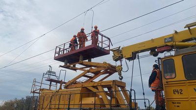 “Жоден працівник не відмовився виконувати обов’язки“. Залізничники Дніпропетровщини лагодять мережі після ракетних атак