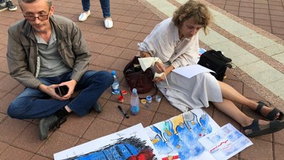 У Білорусі під час мітингу охорона будівлі уряду опустила щити У Білорусі під час мітингу охорона будівлі уряду опустила щити