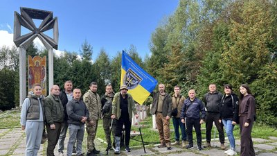 Військові підняли прапор,  стрілецький батальйон поліції Тернопільщини, на горі Маківка
