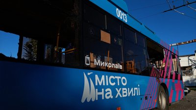 Під час ранкових обстрілів Миколаєва пошкоджено 18 комунальних тролейбусів
