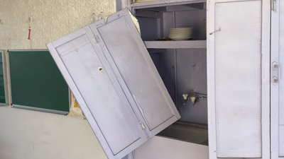 Зламана шафа у дитсадку внаслідок обстрілів, 6 листопада 2023 року Зламана шафа у дитсадку внаслідок обстрілів, 6 листопада 2023 року