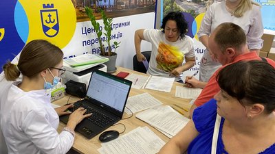 У центрі підтримки переселенців "Я Маріуполь" вперше провели вакцинацію від COVID-19 У центрі підтримки переселенців "Я Маріуполь" вперше провели вакцинацію від COVID-19