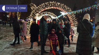 У Сумах запалили новорічні вогні на головній ялинці міста (ФОТО) У Сумах запалили новорічні вогні на головній ялинці міста (ФОТО)