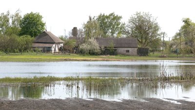 Вода спадає: як жителі підтоплених сіл на Чернігівщині повертаються до звичного життя Вода спадає: як жителі підтоплених сіл на Чернігівщині повертаються до звичного життя