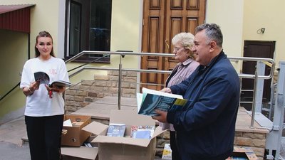 книжки, бібліотека, книжки угорською, іноземна література