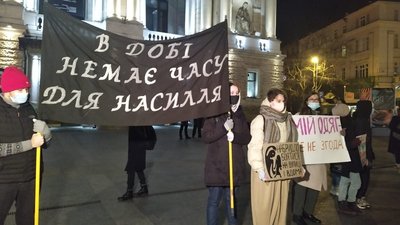 "В добі немає часу для насильства". У Львові організували вуличний марш "В добі немає часу для насильства". У Львові організували вуличний марш