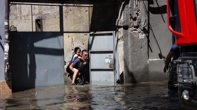 Вода заблокувала одну з вулиць в Одесі: рятувальники евакуювали 55 людей Вода заблокувала одну з вулиць в Одесі: рятувальники евакуювали 55 людей