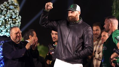 Тайсон Ф'юрі на церемонії зважування перед боєм проти Олександра Усика