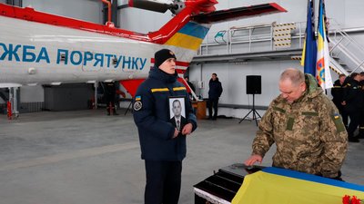 У Ніжині попрощалися з екіпажем, який загинув у авіакатастрофі гвинтокрилу в Броварах У Ніжині попрощалися з екіпажем, який загинув у авіакатастрофі гвинтокрилу в Броварах
