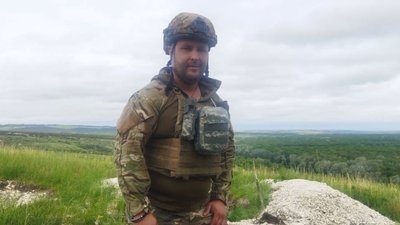 "Ніхто не народився у формі": історія прилуччанина Максима Кравченка, який підписав 4 контракти на 12 років служби в ЗСУ "Ніхто не народився у формі": історія прилуччанина Максима Кравченка, який підписав 4 контракти на 12 років служби в ЗСУ