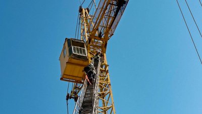 На Тернопільщині пожежники рятували кранівника на 30-метровій висоті На Тернопільщині пожежники рятували кранівника на 30-метровій висоті