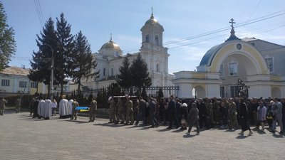 "Мрія про сина": у Луцьку попрощалися із загиблим на Харківщині Миколою Шевчуком "Мрія про сина": у Луцьку попрощалися із загиблим на Харківщині Миколою Шевчуком