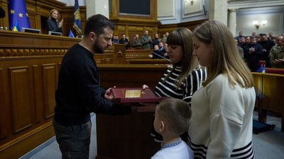 Зеленський вручив орден "Золота Зірка" родині загиблого підполковника із Закарпаття Андрія Літуна