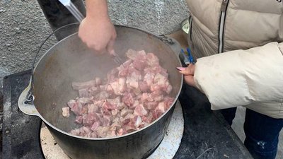 Через відсутність світла, херсонці вимушені готувати їжу на багаттях