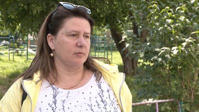 У мікрорайоні в Луцьку зрізають дерева, щоб облаштували у дворах парковку