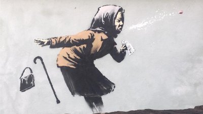 Бабуся, яка чхає. Бенксі намалював нове графіті на стіні британського будинку