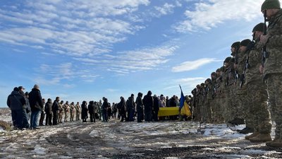 Поховали в один день. У Миколаєві попрощалися з братами-військовослужбовцями Поховали в один день. У Миколаєві попрощалися з братами-військовослужбовцями